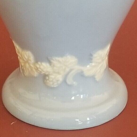 Vintage Victorian Style Ceramic Vase Made In Japan, In White And Blue, 1950s - Picture 7 of 14